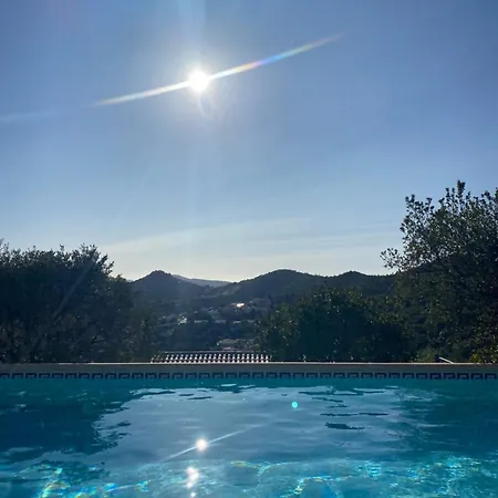 Avec Vue Sur Chateau Et Piscine Privee *